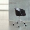 Silla AAC 52 de aluminio y polipropileno de Hay ideal para espacios modernos.