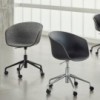 Silla AAC 52 de aluminio y polipropileno de Hay ideal para espacios modernos.