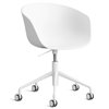 Silla AAC 52 de aluminio y polipropileno de Hay ideal para espacios modernos.