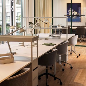 Silla AAC 53 tapizada de aluminio y polipropileno tapizada de Hay ideal para las oficinas