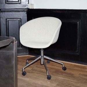 Silla AAC 53 tapizada de aluminio y polipropileno tapizada de Hay ideal para las oficinas