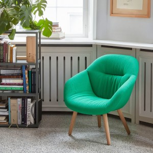 Butaca AAL 82 tapizado Soft de Hay para interiores, estilo nórdico y asiento tapizado.