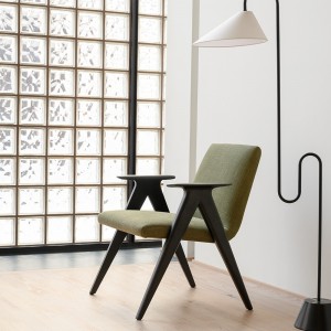 Butaca Libera de Stua. Butaca moderna de madera para salón o dormitorio.
