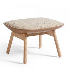 Reposapiés Uchiwa de madera y polipropileno tapizado de Hay para salón.