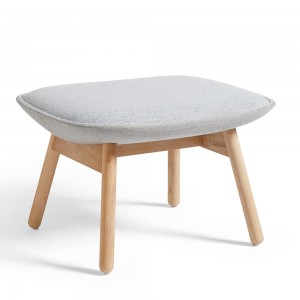Reposapiés Uchiwa de madera y polipropileno tapizado de Hay para salón.