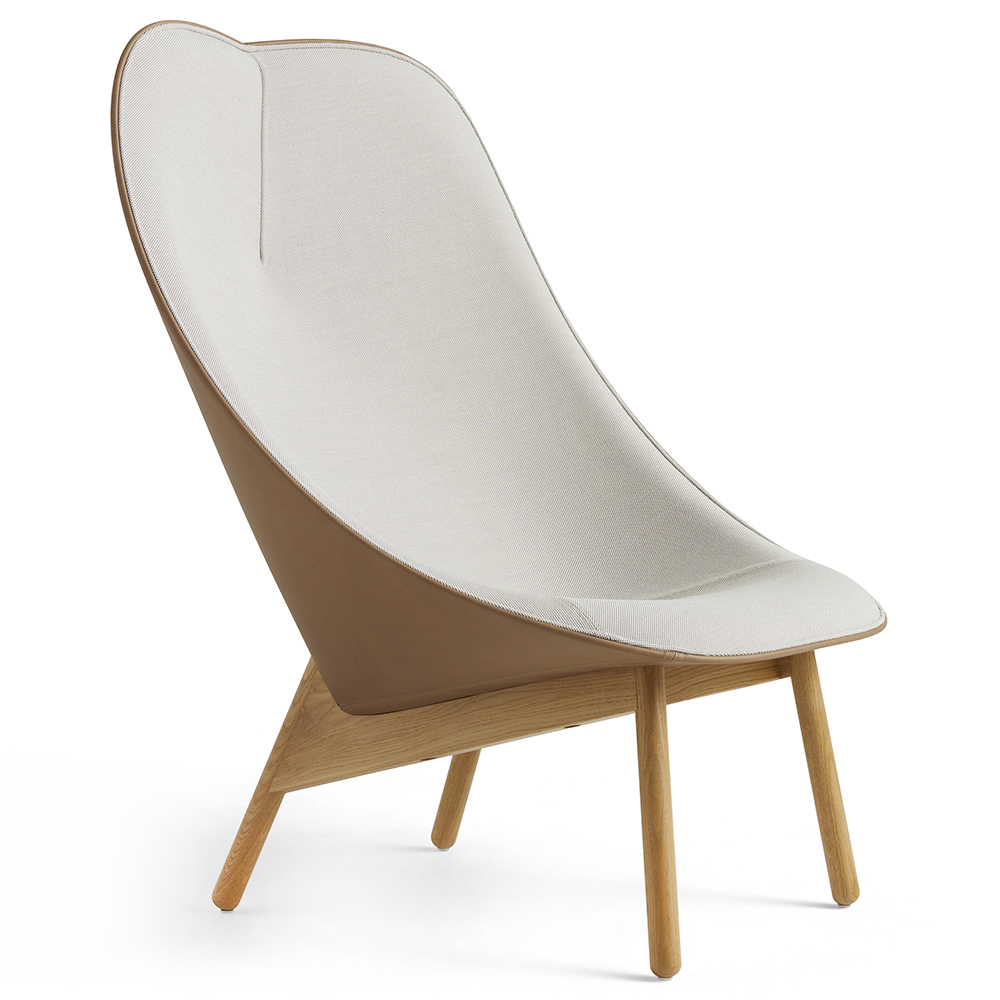 Butaca Uchiwa tapizado con patas de madera de roble de HAY para salón.
