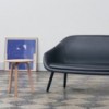 Mesa auxiliar Bella Coffee de Hay en madera para salones modernos.