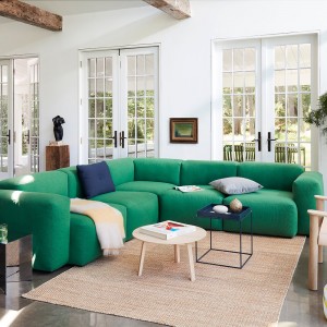 Mesa auxiliar Bella Coffee de Hay en madera para salones modernos.
