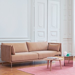 Mesa auxiliar Bella Coffee de Hay en madera para salones modernos.