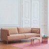 Mesa auxiliar Bella Coffee de Hay en madera para salones modernos.