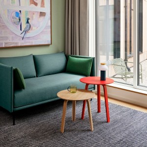 Mesa auxiliar Bella Coffee de Hay en madera para salones modernos.