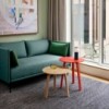 Mesa auxiliar Bella Coffee de Hay en madera para salones modernos.