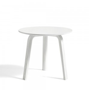 Mesa auxiliar Bella Coffee de Hay en madera para salones modernos.