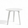 Mesa auxiliar Bella Coffee de Hay en madera para salones modernos.