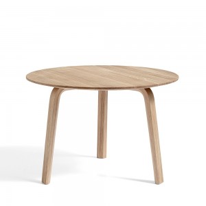 Mesa auxiliar Bella Coffee de Hay en madera para salones modernos.