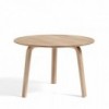 Mesa auxiliar Bella Coffee de Hay en madera para salones modernos.
