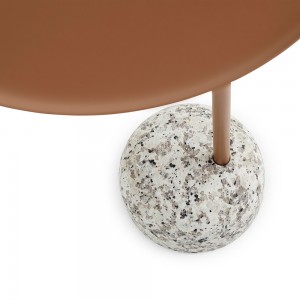 Mesa auxiliar Bowler de diseño moderno y exclusivo de Hay para espacios públicos.