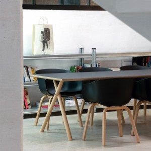 Silla Bai madera polipropileno de Ondarreta. Sillas de diseño. Silla de madera.