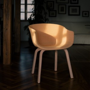 Silla Bai madera tapizada de Ondarreta. Sillas de diseño. Silla de líneas envolventes.