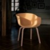 Silla Bai madera tapizada de Ondarreta. Sillas de diseño. Silla de líneas envolventes.