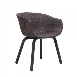 Silla Bai madera tapizada de Ondarreta. Sillas de diseño. Silla de líneas envolventes.