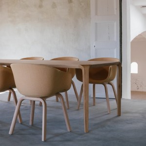 Silla Bai madera tapizada de Ondarreta. Sillas de diseño. Silla de líneas envolventes.