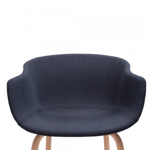 Silla Bai madera tapizada de Ondarreta. Sillas de diseño. Silla de líneas envolventes.