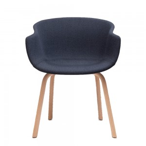 Silla Bai madera tapizada de Ondarreta. Sillas de diseño. Silla de líneas envolventes.