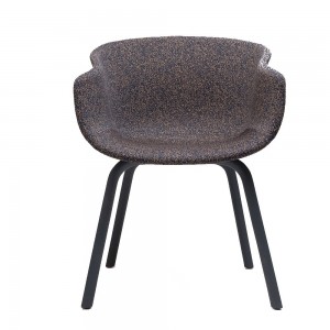 Silla Bai madera tapizada de Ondarreta. Sillas de diseño. Silla de líneas envolventes.