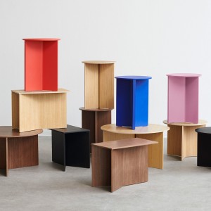 Mesa de centro Slit Wood de Hay con diseño novedoso de madera para salones modernos.
