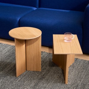 Mesa de centro Slit Wood de Hay con diseño novedoso de madera para salones modernos.