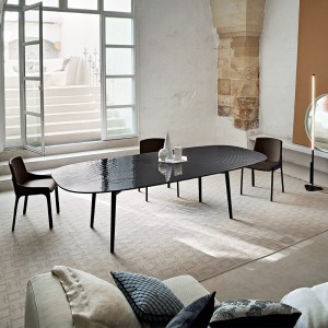 Mesa con cantos redondeados Coral Beach de Fiam. Mesas de vidrio para comedor y salón.