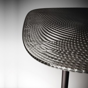 Mesa con cantos redondeados Coral Beach de Fiam. Mesas de vidrio para comedor y salón.