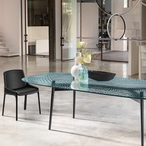 Mesa con cantos redondeados Coral Beach de Fiam. Mesas de vidrio para comedor y salón.