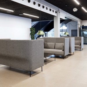 Mesa de centro Rebar de acero con sobre de mármol con diseño moderno de HAY.
