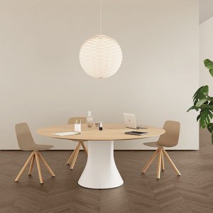 Silla Maarten base giratoria madera Viccarbe, ideal para interiores.  