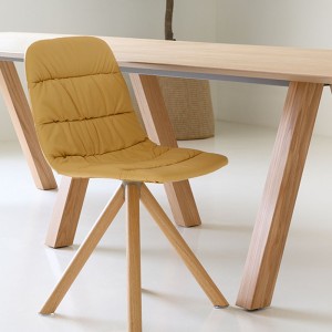 Silla Maarten tapizada base giratoria madera Viccarbe para interiores.