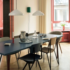 Mesa Two-colour de diseño moderna y elegante de Hay para instalaciones.