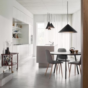 Lámpara Keglen Suspendida de Louis Poulsen con diseño moderno y elegante.