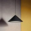 Lámpara Keglen Suspendida de Louis Poulsen con diseño moderno y elegante.