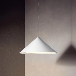 Lámpara Keglen Suspendida de Louis Poulsen con diseño moderno y elegante.