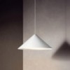 Lámpara Keglen Suspendida de Louis Poulsen con diseño moderno y elegante.