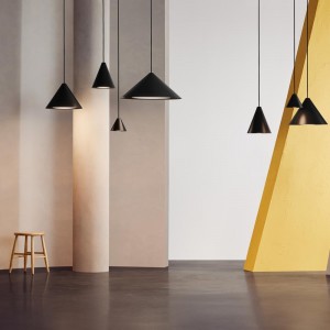 Lámpara Keglen Suspendida de Louis Poulsen con diseño moderno y elegante.