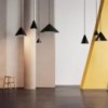 Lámpara Keglen Suspendida de Louis Poulsen con diseño moderno y elegante.