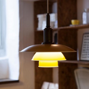 Lámpara PH 3½-3 Suspendida de Louis Poulsen de diseño moderno y elegante.