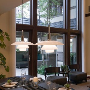 Lámpara PH 4½-4 Glass Suspendida de Louis Poulsen con diseño moderno y elegante.