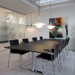 Lámpara PH 4½-4 Glass Suspendida de Louis Poulsen con diseño moderno y elegante.
