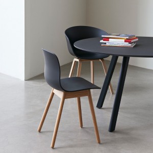 Mesa de madera moderna Copenhague CPH25 Round de HAY.