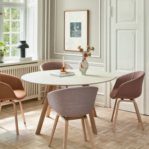 Mesa de madera moderna Copenhague CPH25 Round de HAY.