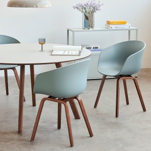 Mesa de madera moderna Copenhague CPH25 Round de HAY.